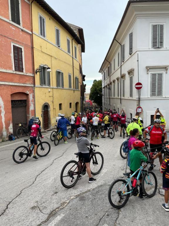 Bhr - Appartamento Dell'Anfiteatro Spoleto Bagian luar foto