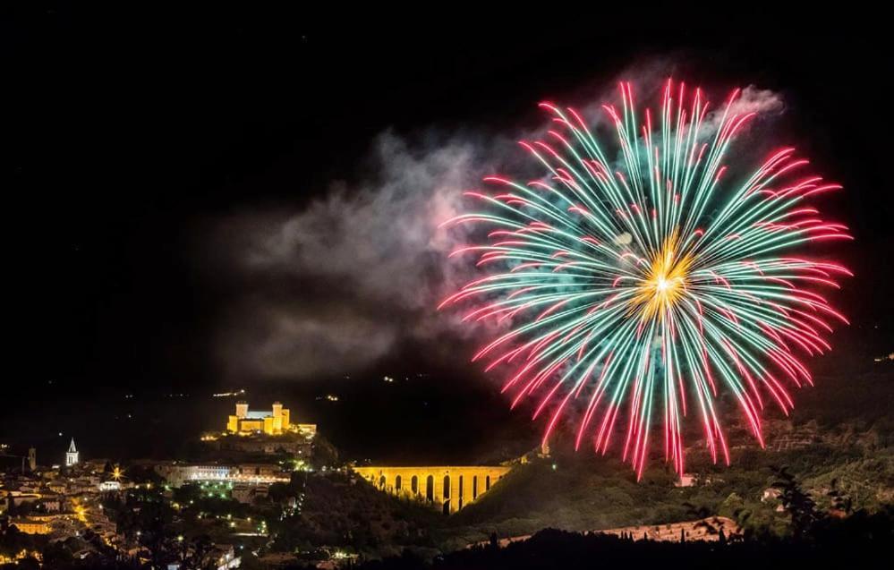 Bhr - Appartamento Dell'Anfiteatro Spoleto Bagian luar foto